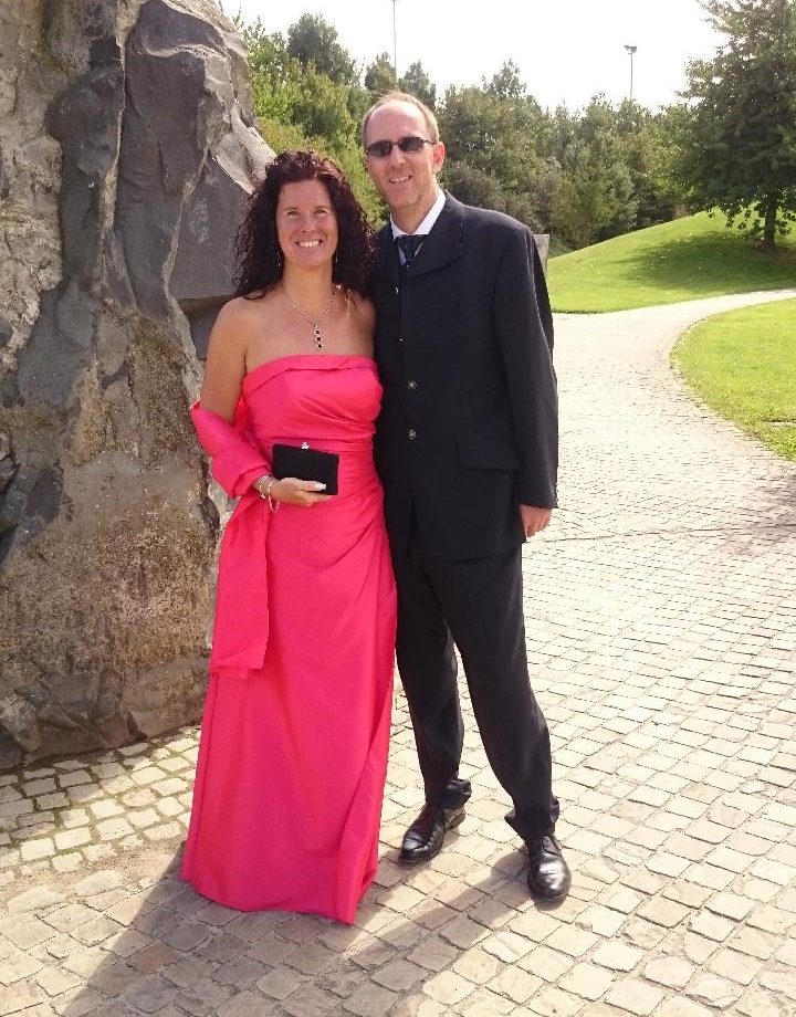 Blumenstreukind mit Blick aus dem Fenster in den Garten