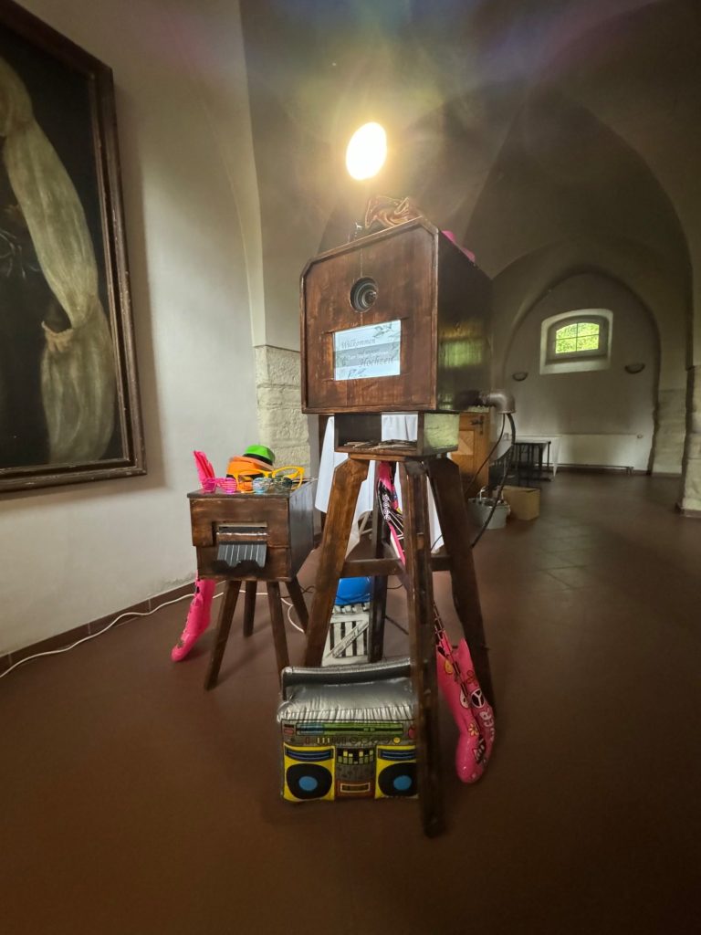 Die Retro-Fotobox: schönes Holz-Design, passt sehr gut zu Vintage- oder Scheunenhochzeiten. Die Retro-Fotobox: schönes Holz-Design, passt sehr gut zu Vintage- oder Scheunenhochzeiten.