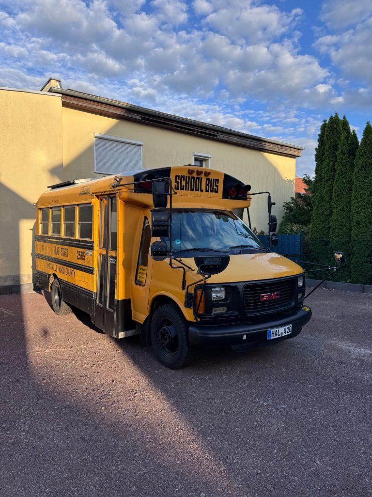 US-Bus: Ein komplett zum Foto-Mobil umgebauter amerikanischer Bus – ein echtes Highlight für freie Trauungen oder Outdoor-Events. US-Bus: Ein komplett zum Foto-Mobil umgebauter amerikanischer Bus – ein echtes Highlight für freie Trauungen oder Outdoor-Events.