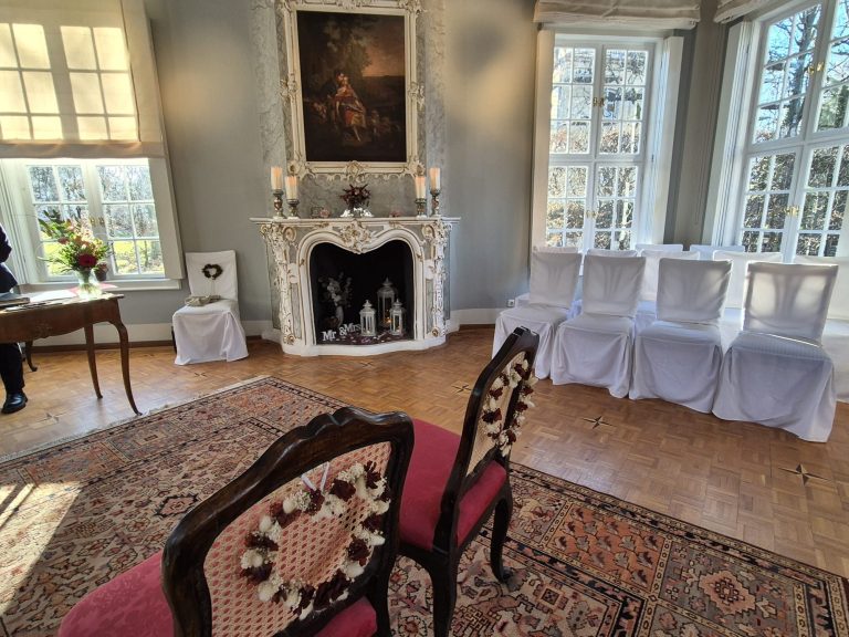 Stabkirche Stiege braunes Holz im Drachenstil von Bäumen und Wiese sowie gepflasterten Flächen umgeben