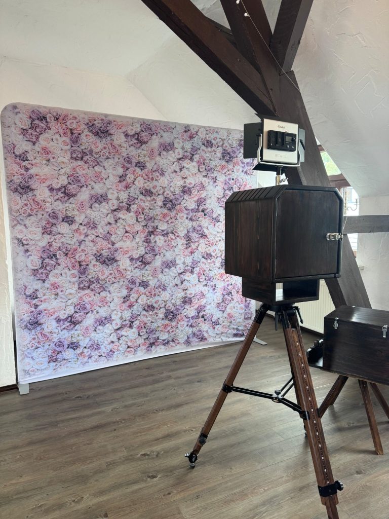 Die Industrial-Fotobox: Eine von mir aufwendig restaurierte Anlage im markanten Retro-Industrial-Look mit blumiger Fotowand. Die Industrial-Fotobox: Eine von mir aufwendig restaurierte Anlage im markanten Retro-Industrial-Look mit blumiger Fotowand
