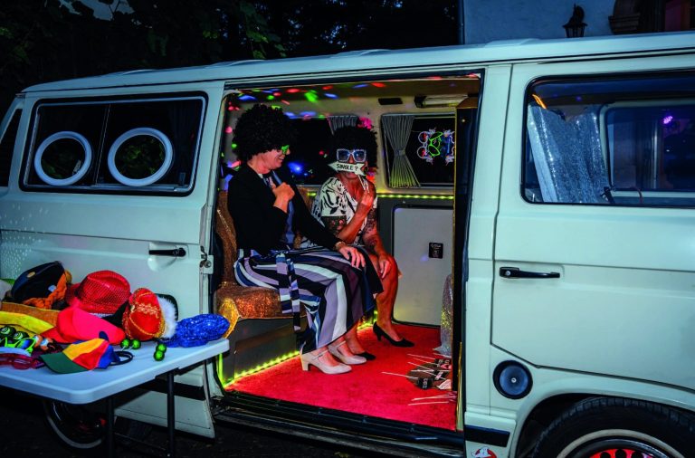 Sarah Pfeiffer Sängerin Traurednerin schöne Frau mit brunetten Haaren und einem schönen Lächeln