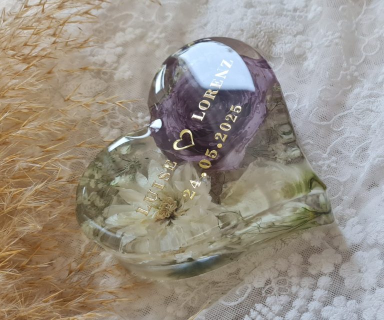 Propellerflugzeug mit gelbem Flugbanner; Herz Willst Du mich heiraten? bei blauem Himmel über dem Kirchturm Marktplatz Halle an der Saale weißes Propellerflugzeug mit gelbem Flugbanner; Herz Willst Du mich heiraten? bei blauem Himmel über dem Kirchturm Marktplatz Halle/Saale