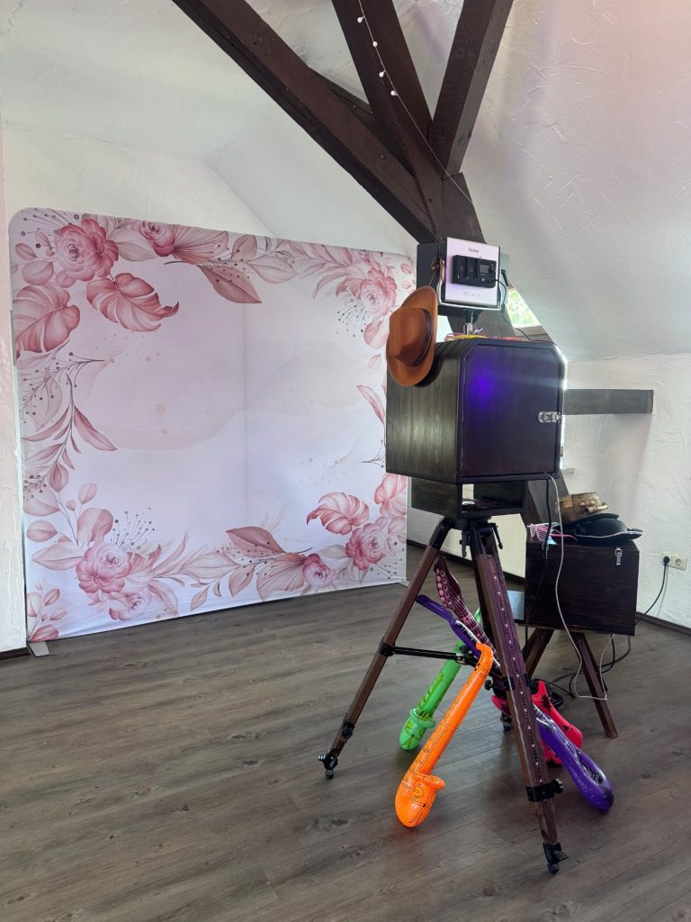 Die Industrial-Fotobox: Eine von mir aufwendig restaurierte Anlage im markanten Retro-Industrial-Look mit blumiger Fotowand. Die Industrial-Fotobox: Eine von mir aufwendig restaurierte Anlage im markanten Retro-Industrial-Look mit blumiger Fotowand.