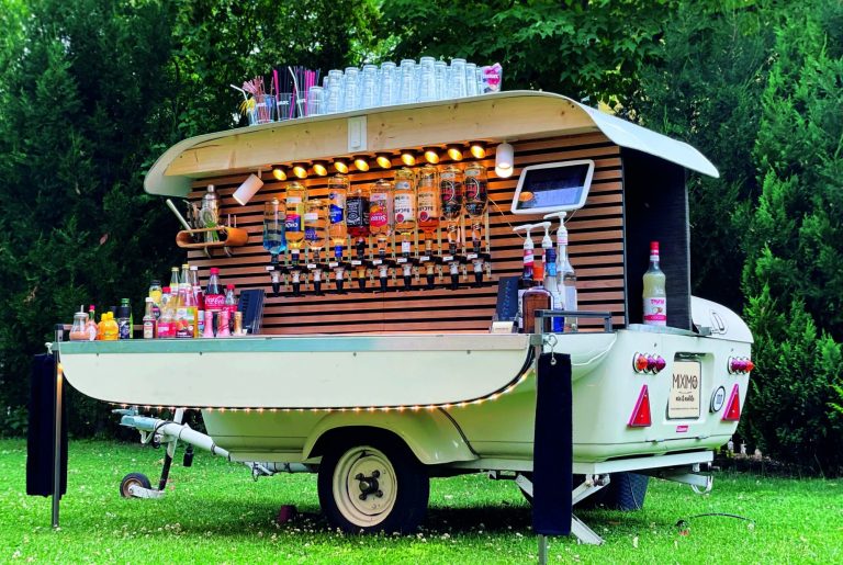 Sarah Pfeiffer Sängerin Traurednerin schöne Frau mit brunetten Haaren und einem schönen Lächeln