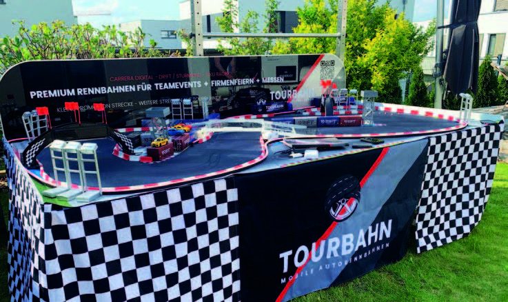 Sarah Pfeiffer Sängerin Traurednerin schöne Frau mit brunetten Haaren und einem schönen Lächeln